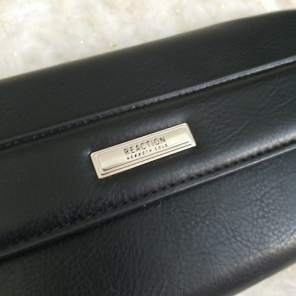 Kenneth Cole Reaction Womens Lauren Patent Wallet Silver Metallic